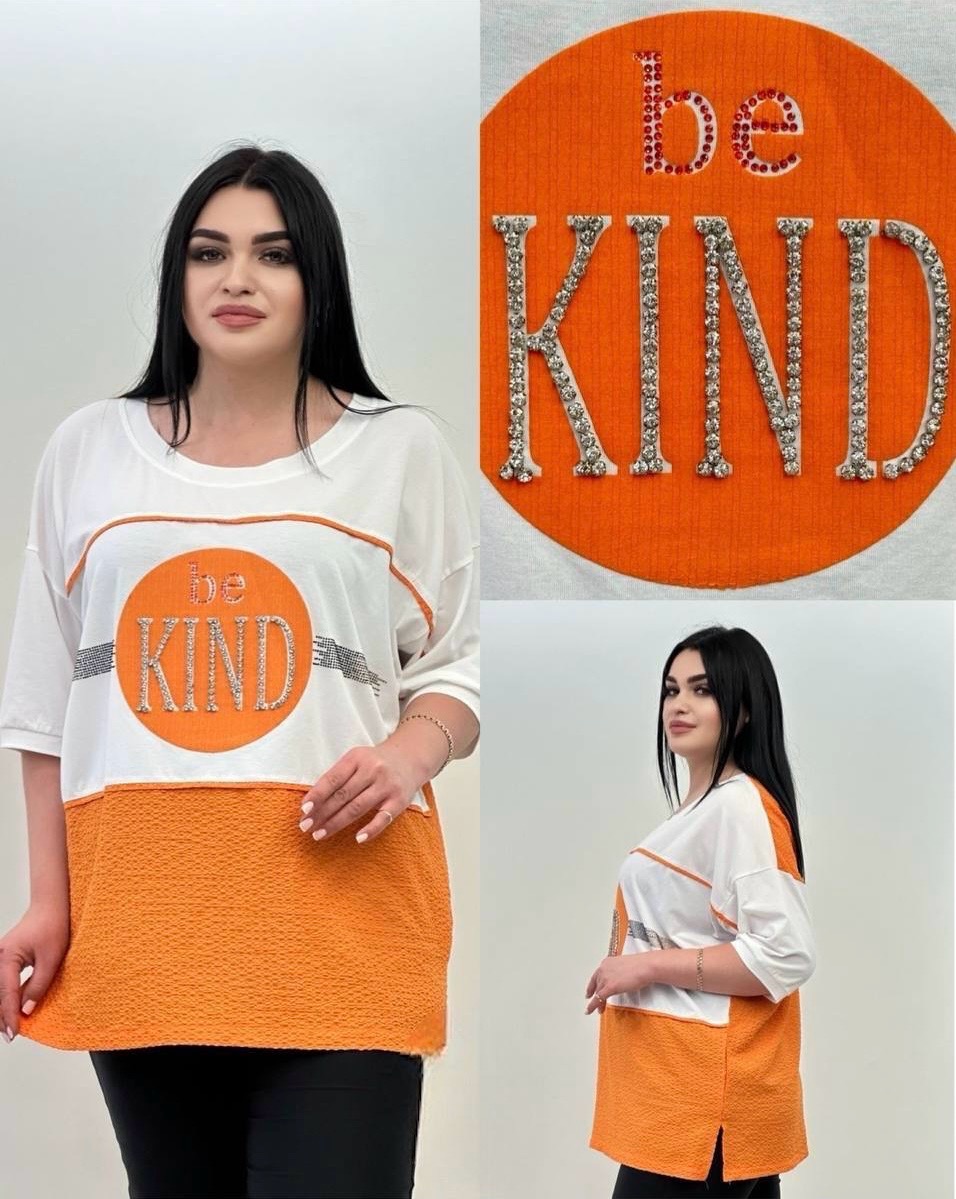 T-shirt be KIND plus size z nadrukiem oraz pomarańczowymi wstawkami.